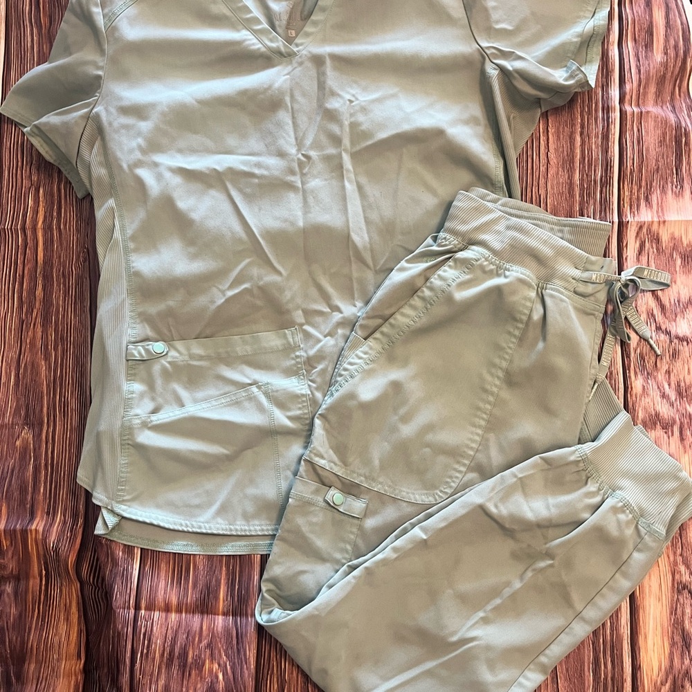 Med Couture Aqua Women's Scrub Set